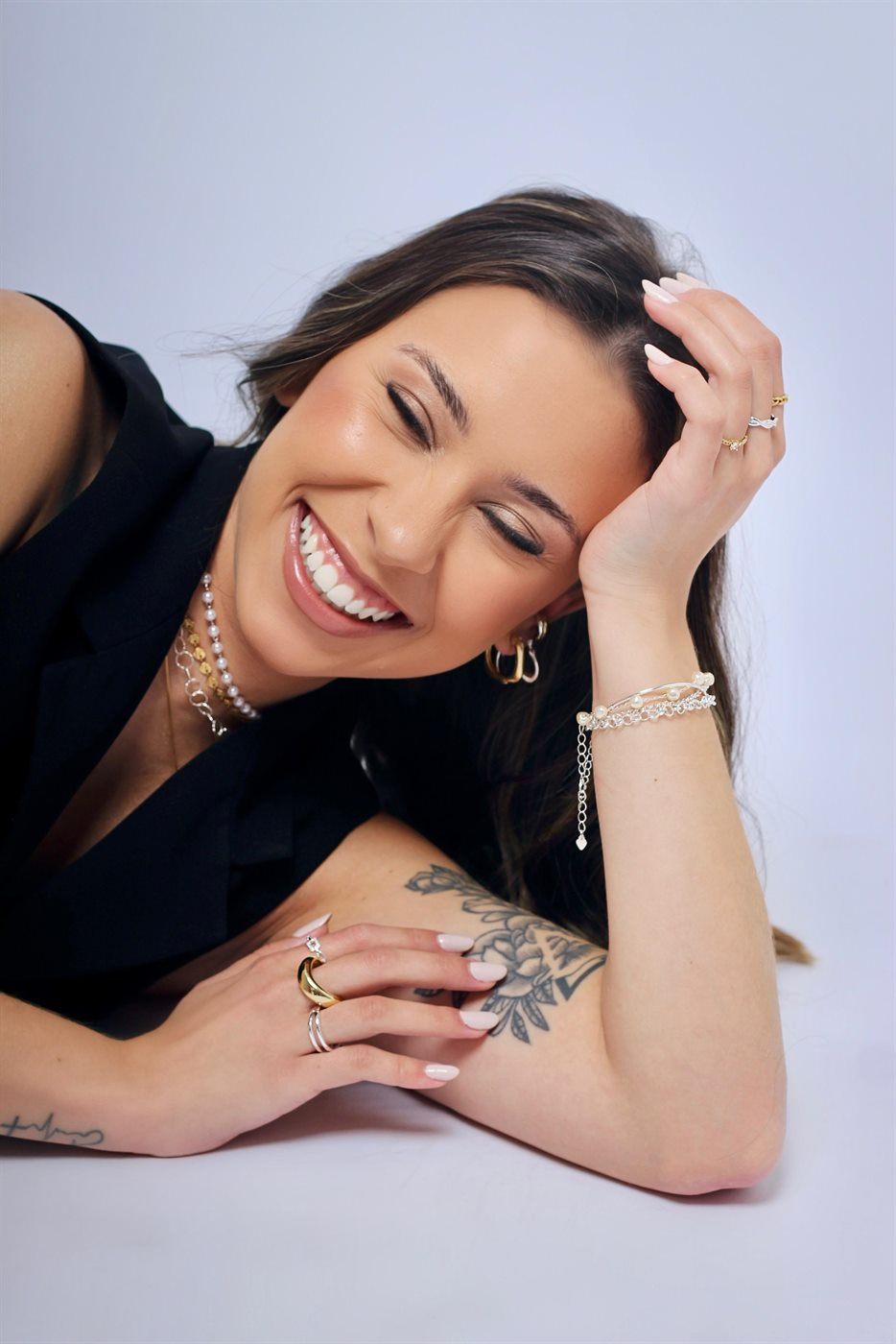 Modelo Delicatta com anéis, pulseira e colar de pérolas